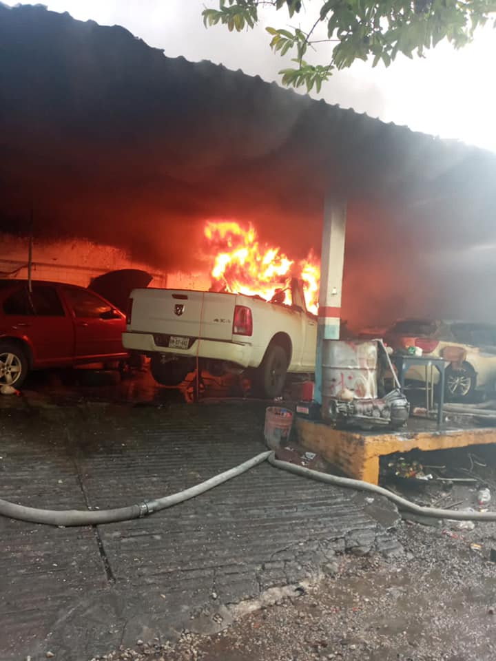 Incendio de un vehículo en el interior de un taller mecánico en la Calzada al Sumidero. SSPyTM