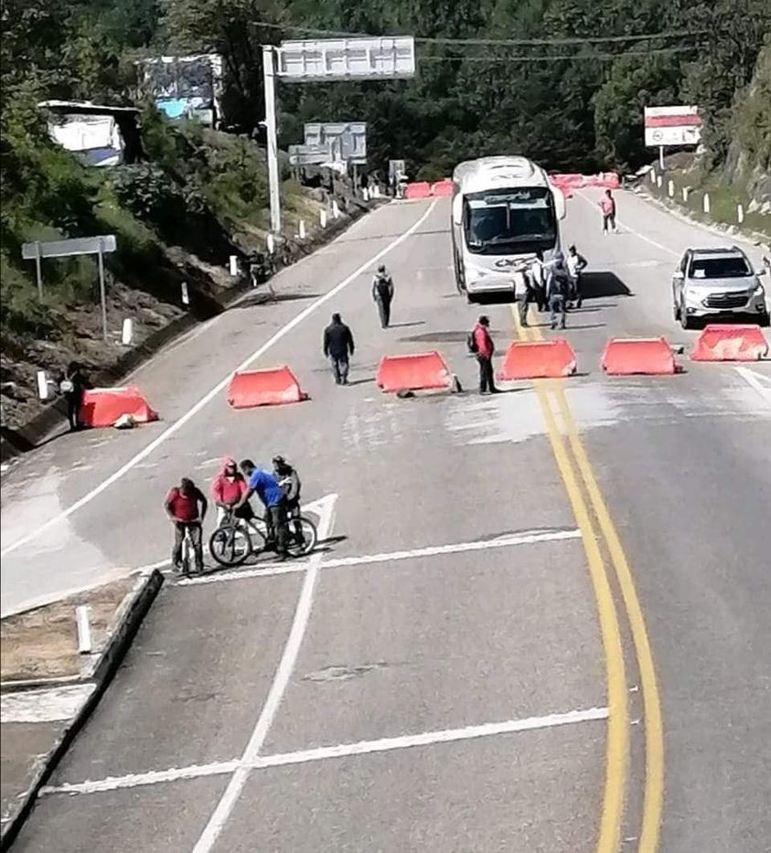 Bloqueo en autopista Chiapa de Corzo – San Cristóbal km 46 por maestros