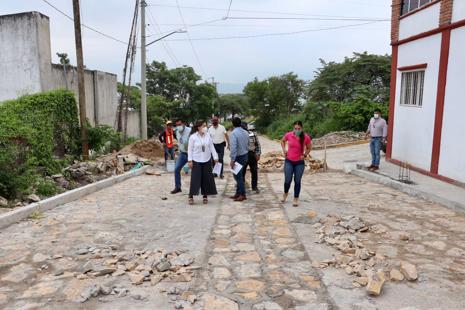 Supervisa Karla Burguete Torrestiana obra de pavimentación en la colonia Rivera Cerro Hueco