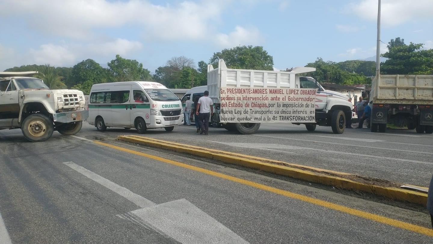 Bloqueo por transportistas en tramo Huixtla – Tapachula a altura del crucero Cruz de Oro.