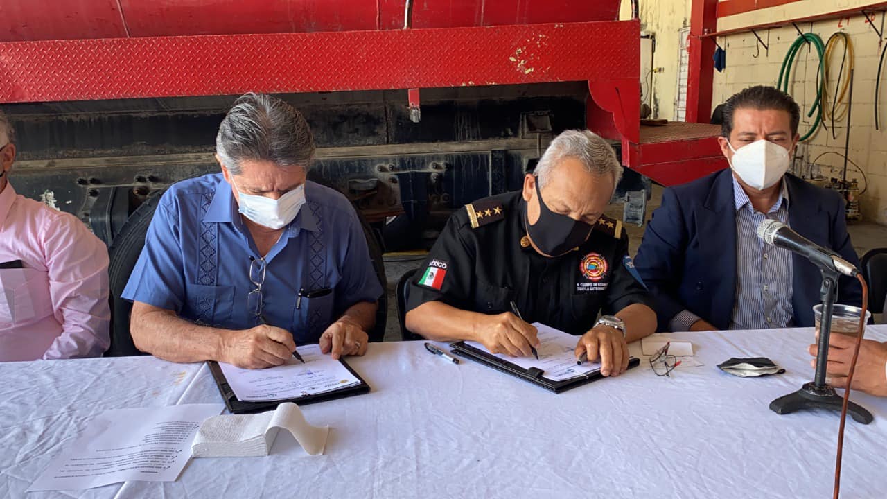 Alcalde Carlos Morales Vázquez atestigua firma de Convenio entre SMAPA y Patronato de Bomberos