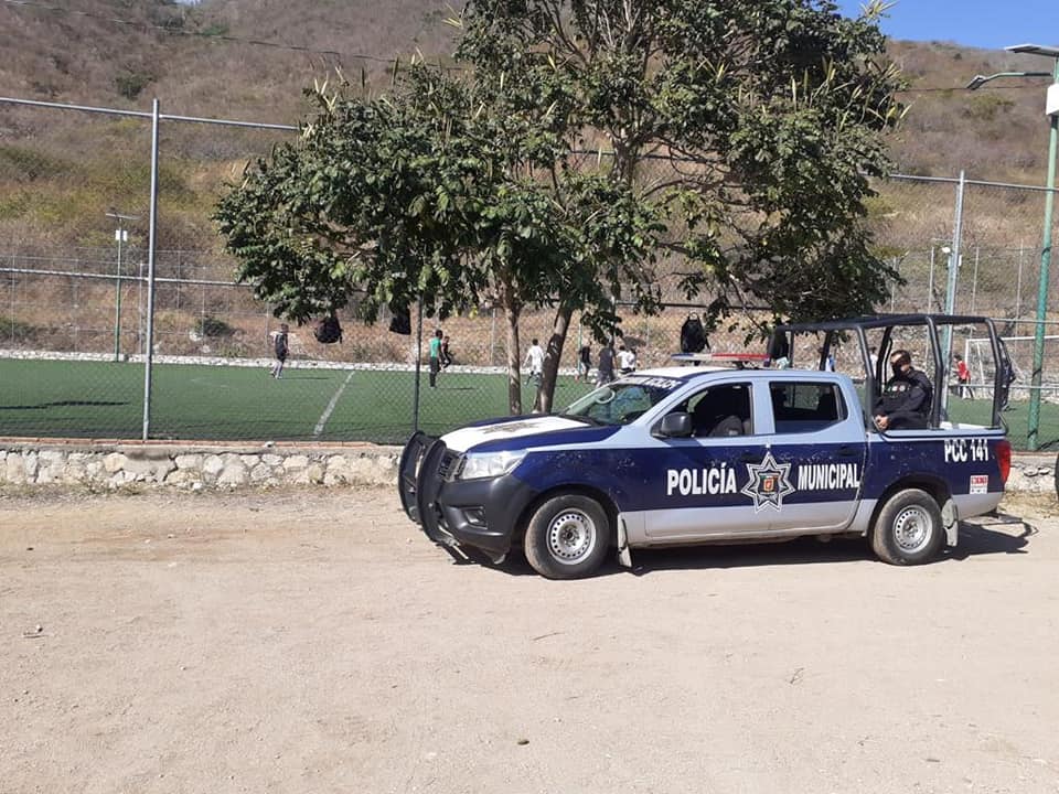 Garantizan policías municipales seguridad en campos de fútbol
