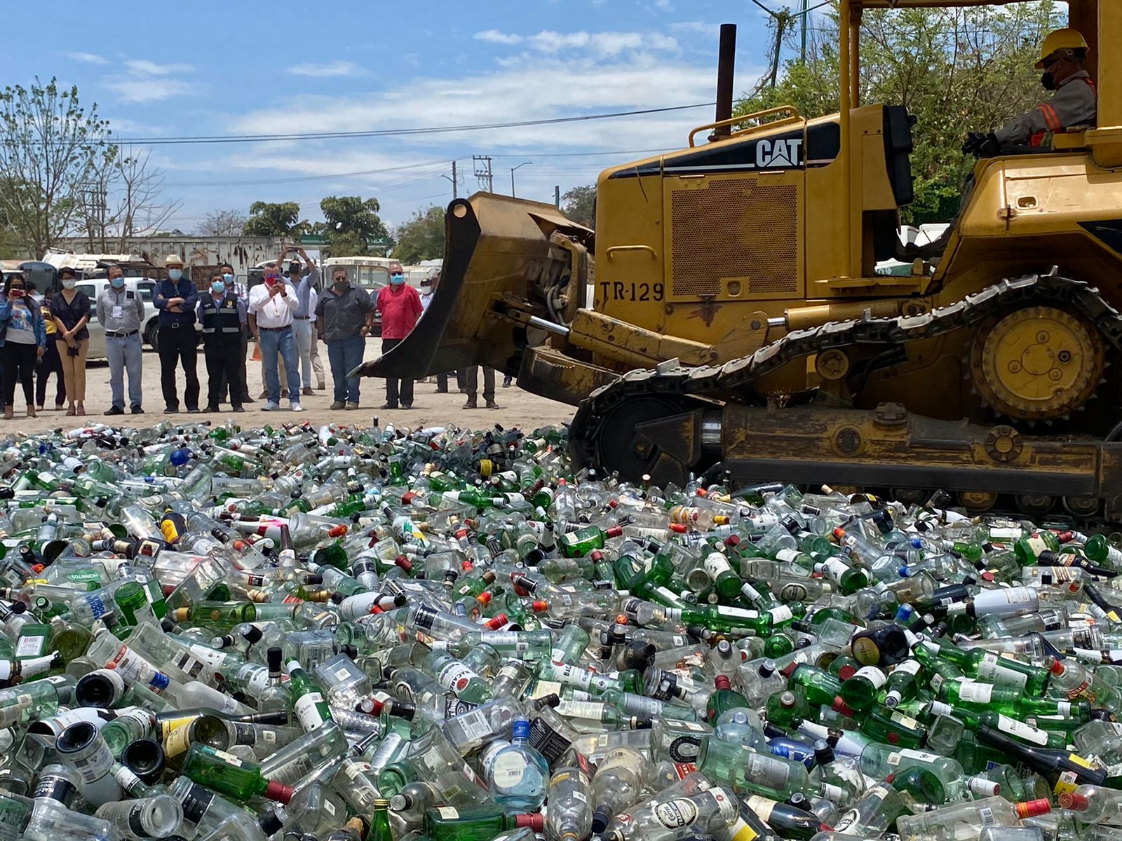 Encabeza Carlos Morales Vázquez la destrucción de botellas para evitar sean rellenadas con bebidas adulteradas
