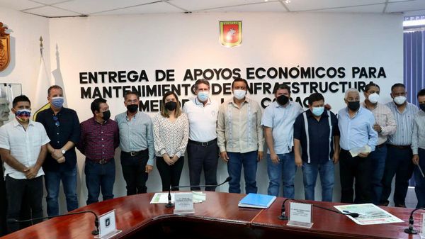 Alcalde Carlos Morales entrega  recursos para apoyos de infraestructura menor a planteles del COBACH en Tuxtla