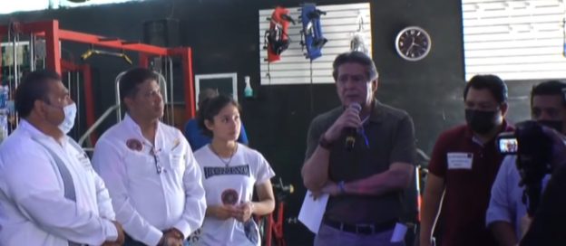El alcalde de Tuxtla Gtz. y la casa editorial y productora Trascender Online entregan uniformes a jóvenes boxeadores de estilo olímpico en Real del Bosque