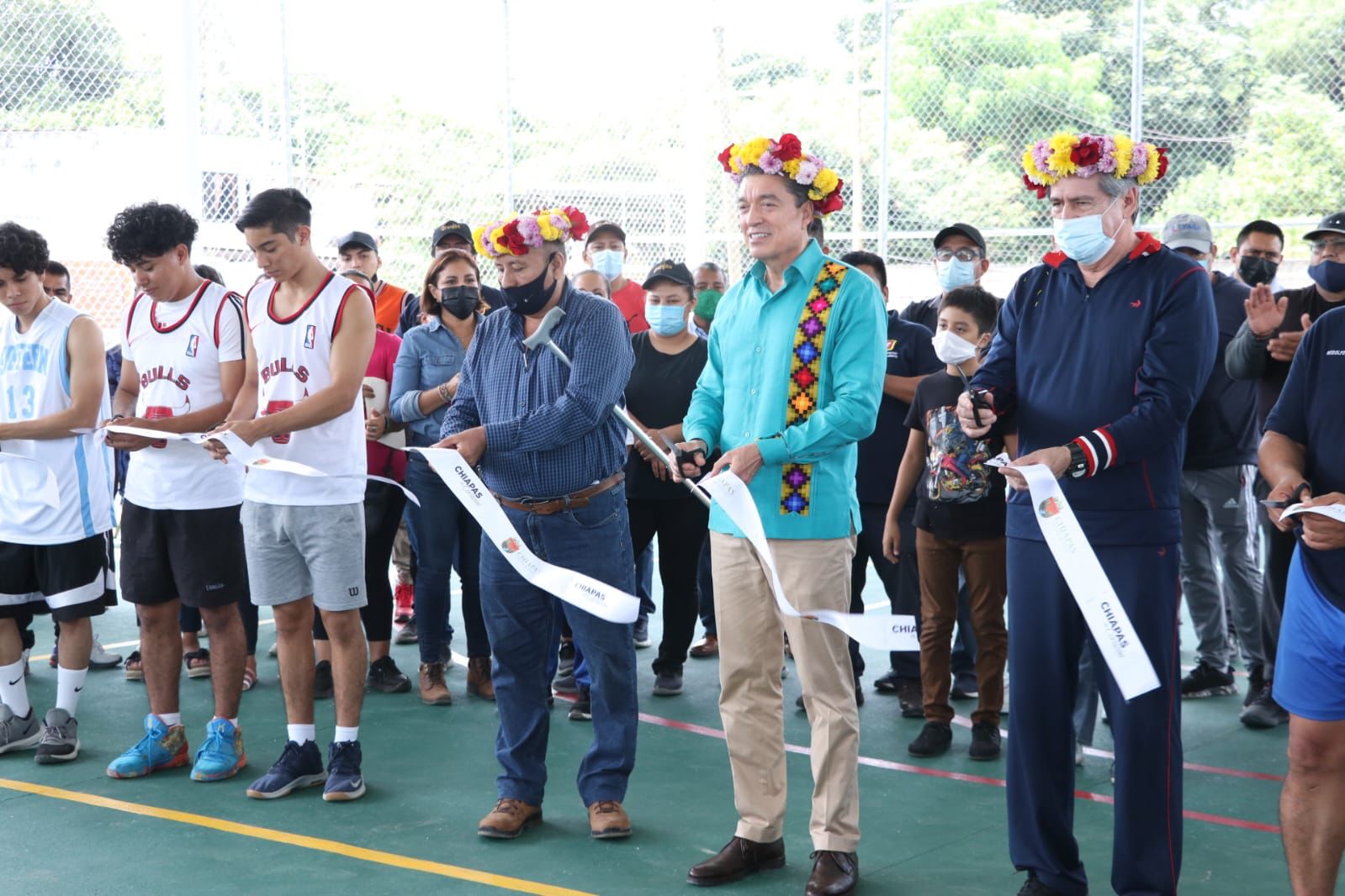 Inauguran Rutilio Escandón y Carlos Morales domo en la cancha de Plan de Ayala