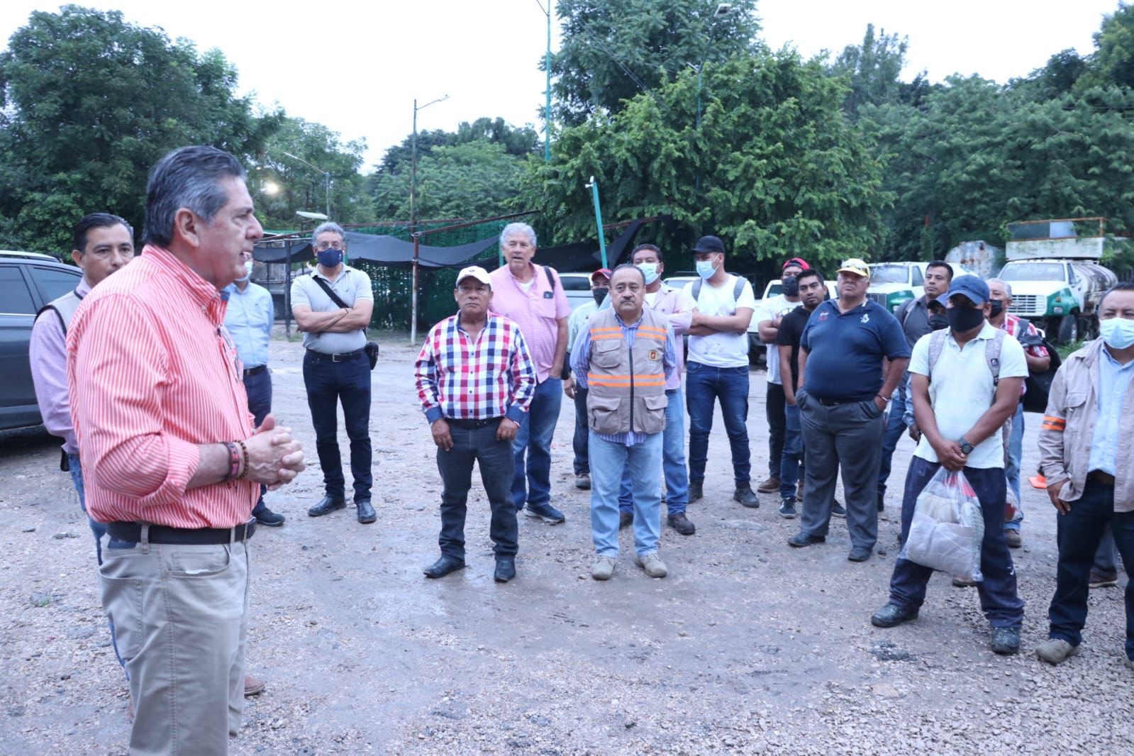 Entrega Carlos Morales nuevos uniformes a personal de Imagen Urbana y Alumbrado Público de Tuxtla Gutiérrez