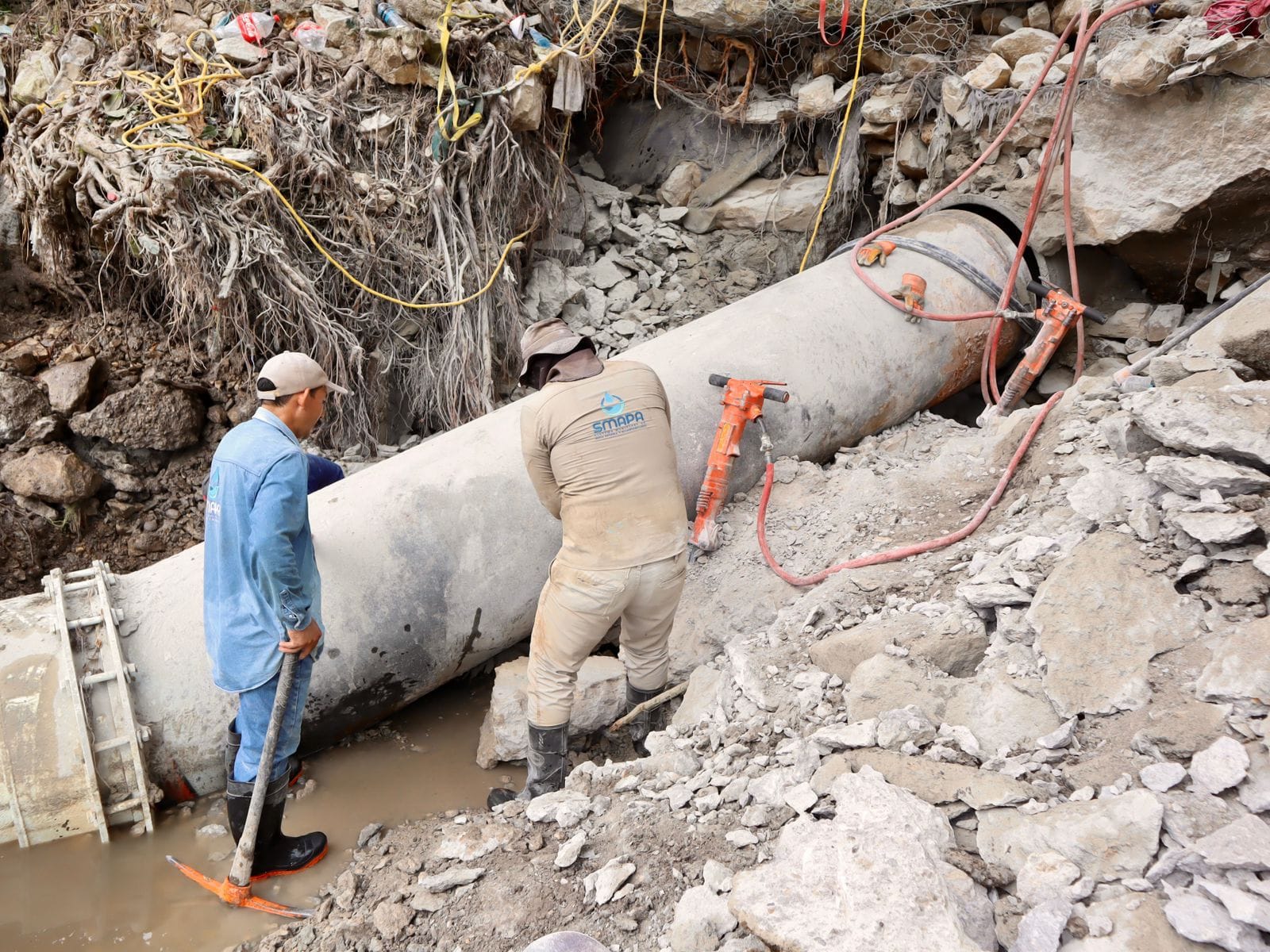 SMAPA continúa reparando la línea de conducción del Brazo Norte Nuevo, en San Cayetano en TGZ.