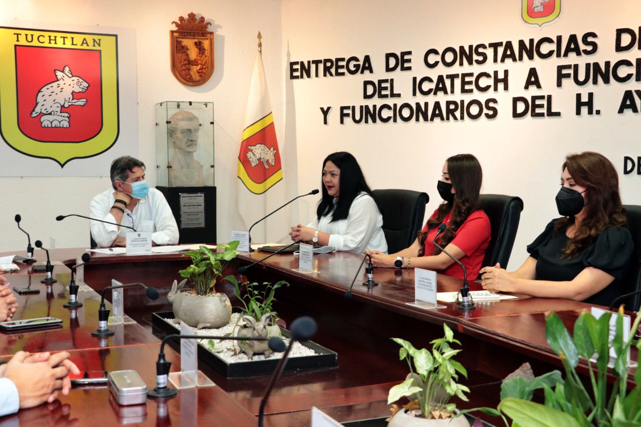 Funcionarias y funcionarios del Ayuntamiento de Tuxtla reciben constancias de capacitación por el ICATECH