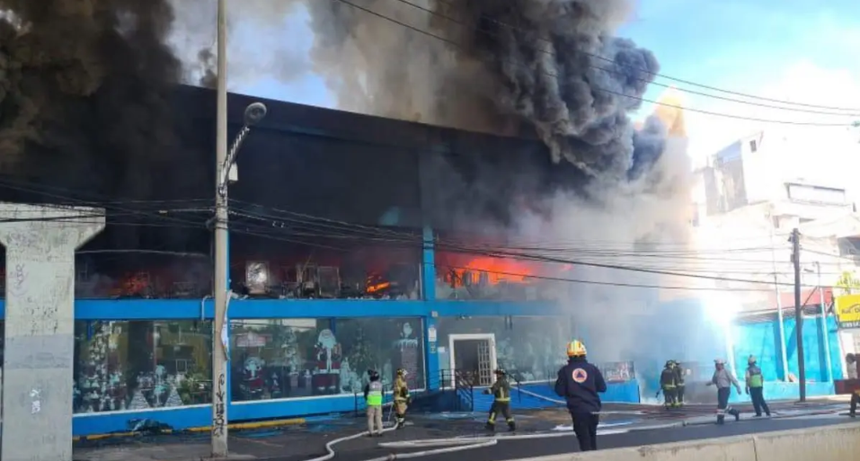 Debido a fuerte incendio en tienda, cierran acceso al segundo piso del Periférico en la CDMX