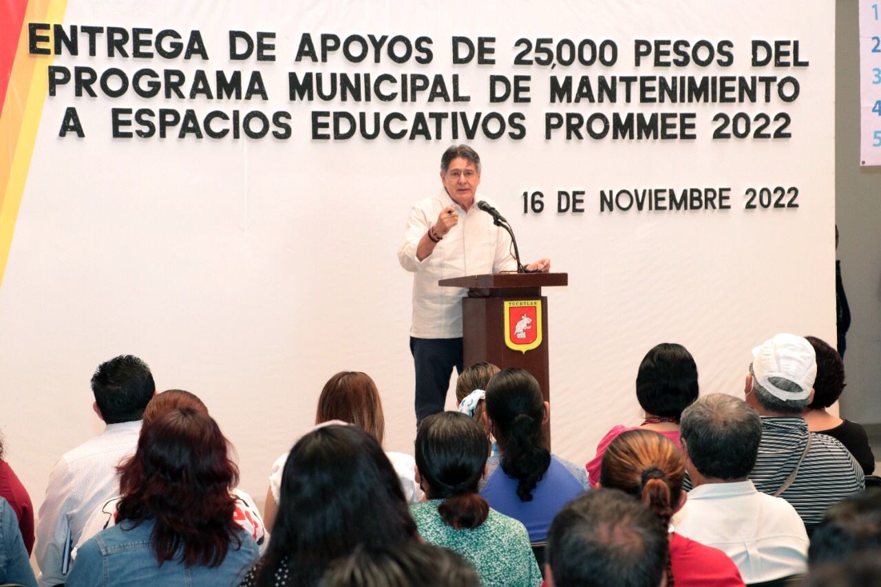 Carlos Morales entrega apoyos económicos a escuelas de Tuxtla