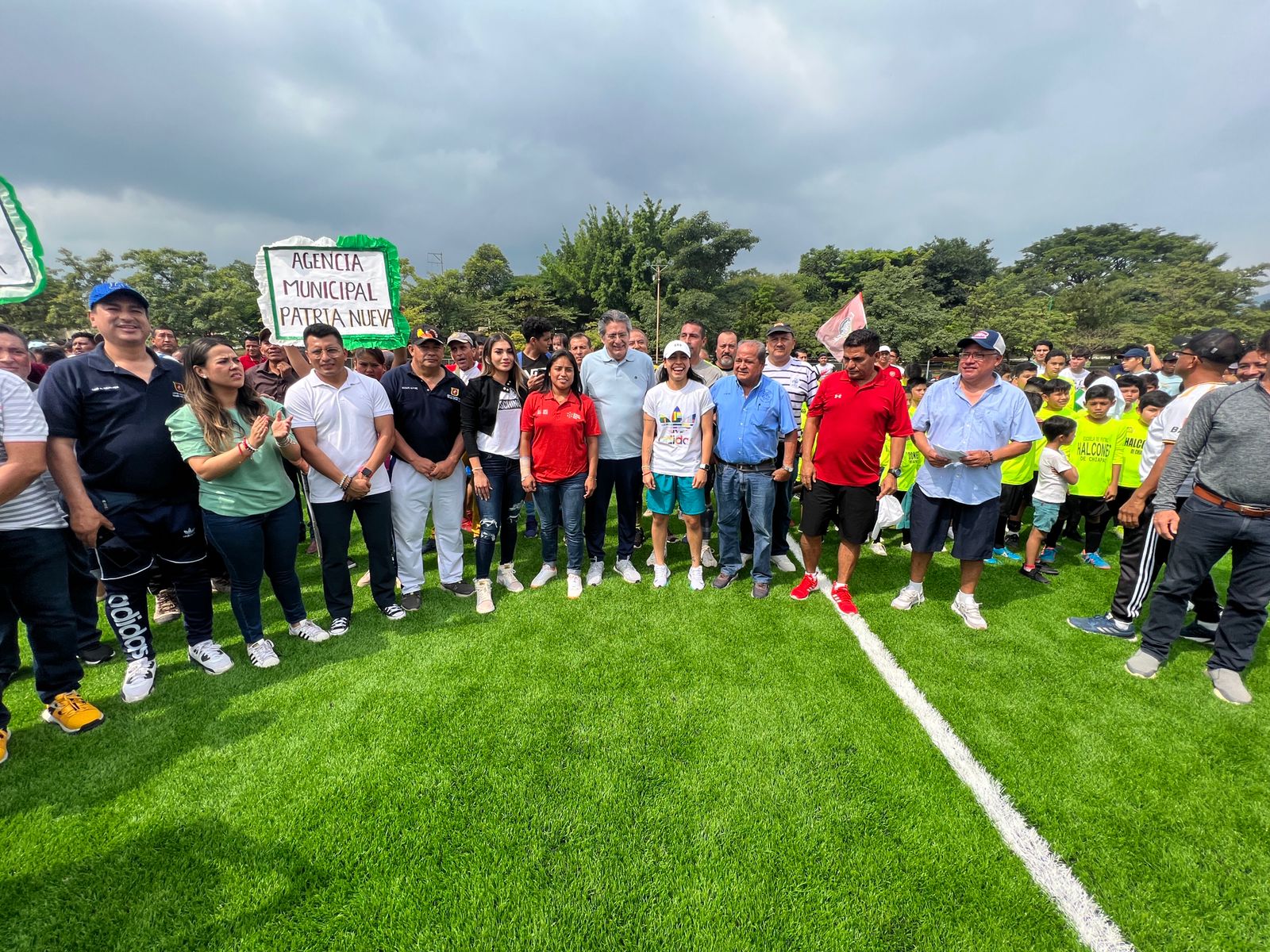 Mejora Carlos Morales condiciones de la cancha de fútbol del parque de la colonia La Gloria