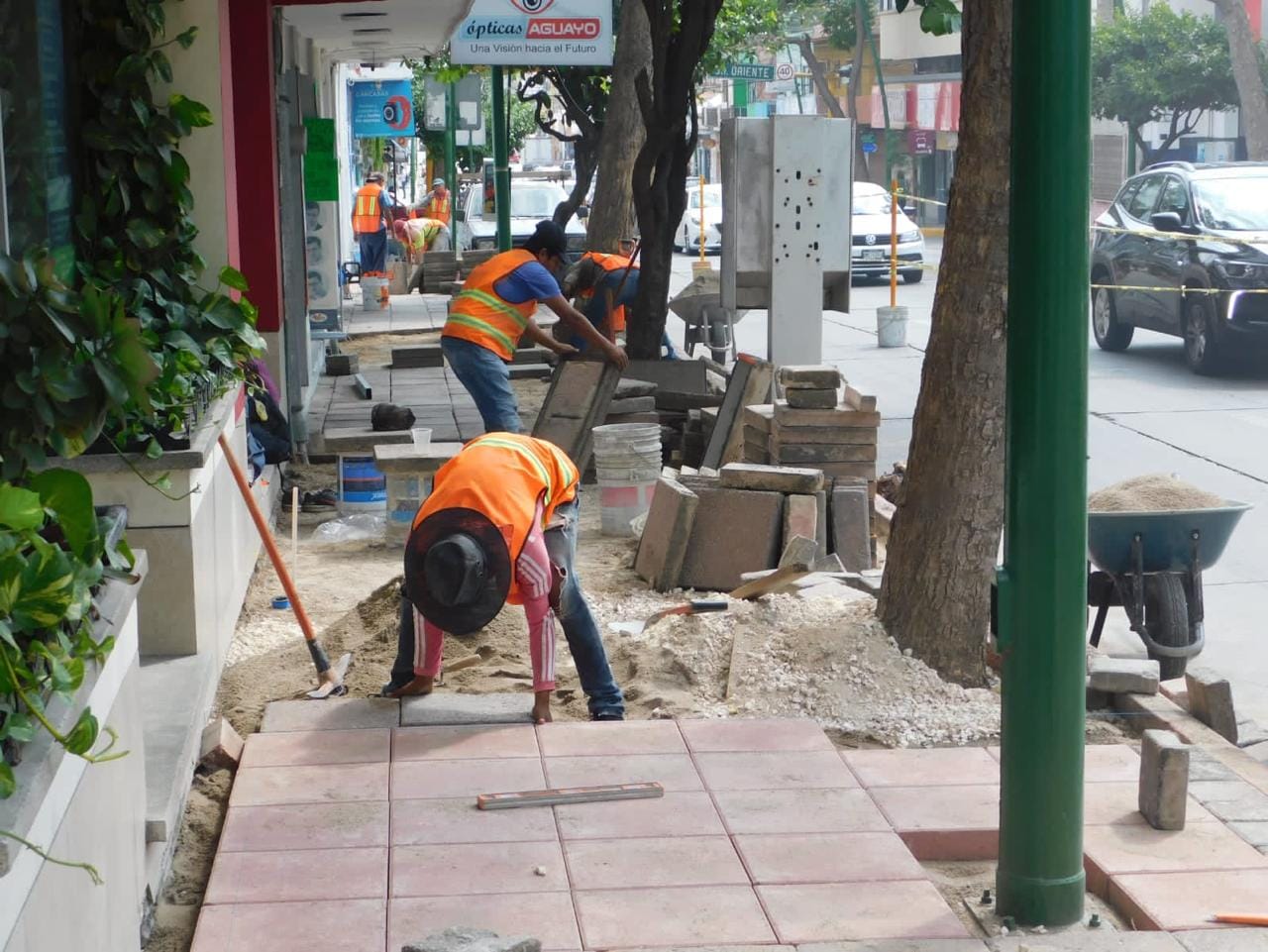 Renivelan adoquines en baquetas de la avenida Central en Tuxtla Gutiérrez