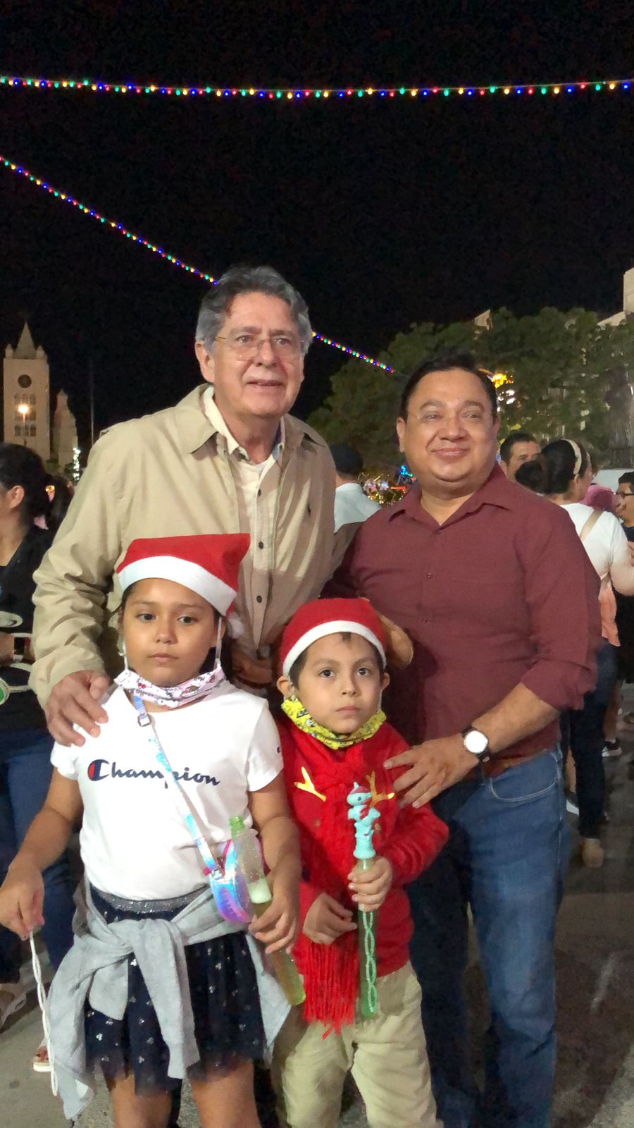 Encabeza Carlos Morales encendido del árbol de navidad en la plaza central del Ayuntamiento