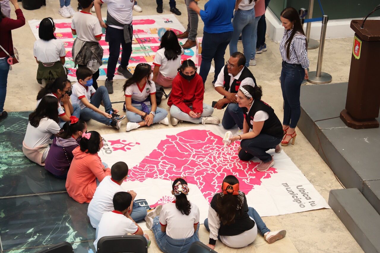 Alumnos de la Fray Matías de Córdova asisten a la Feria del Libro “Tuxtla Lee” 2022 y recorren el pasaje histórico de la capital