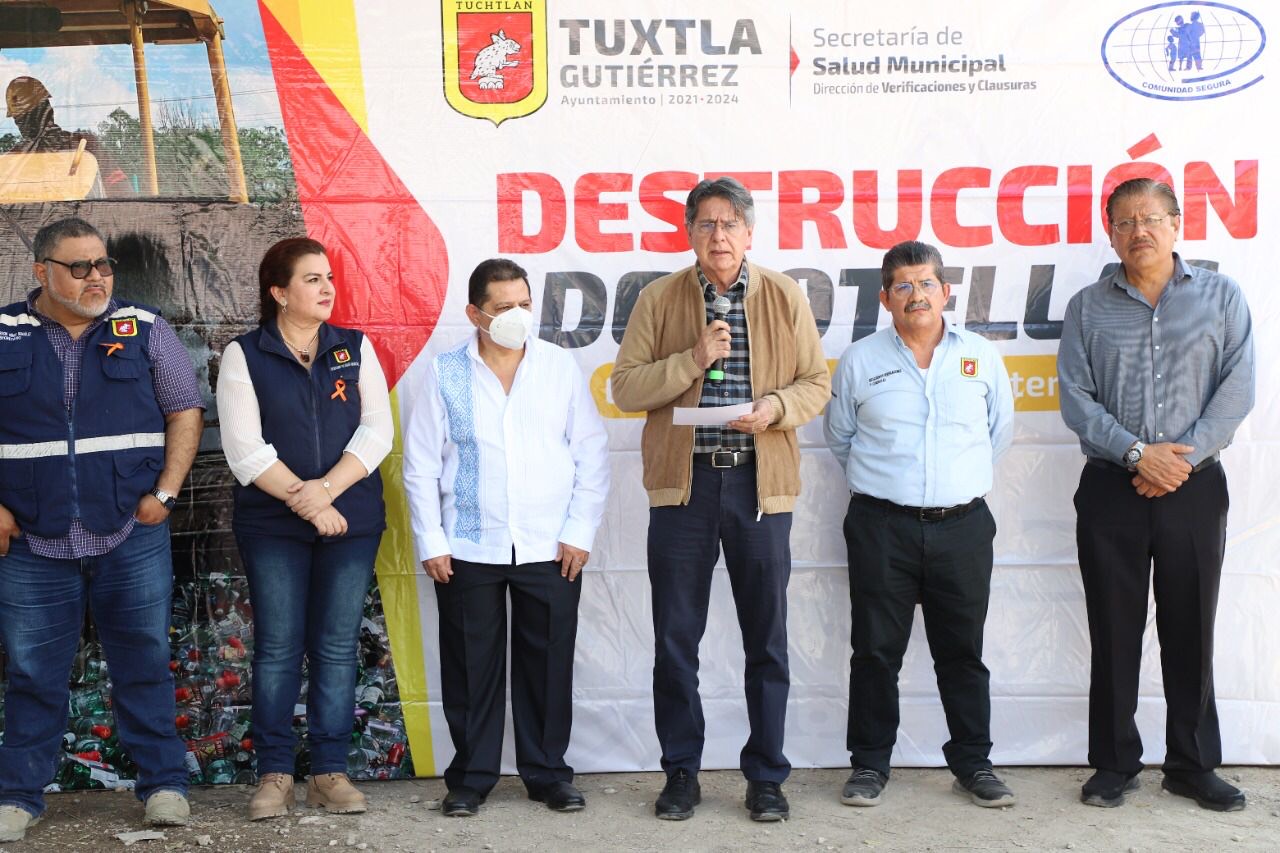 Destruyen en Tuxtla 12 mil botellas vacías de bebidas embriagantes para combatir la venta de alcohol adulterado