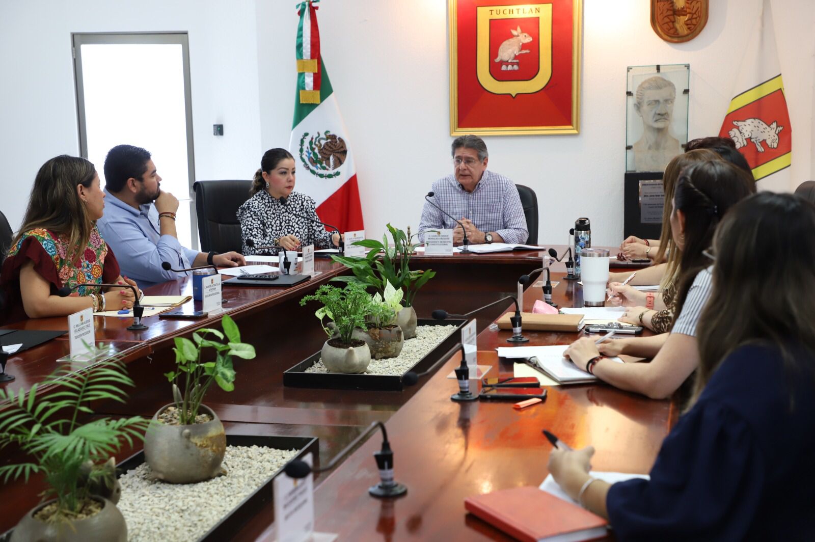 Autorizan en Cabildo de Tuxtla obras de rehabilitación de vialidades y presupuesto para la dignificación policial