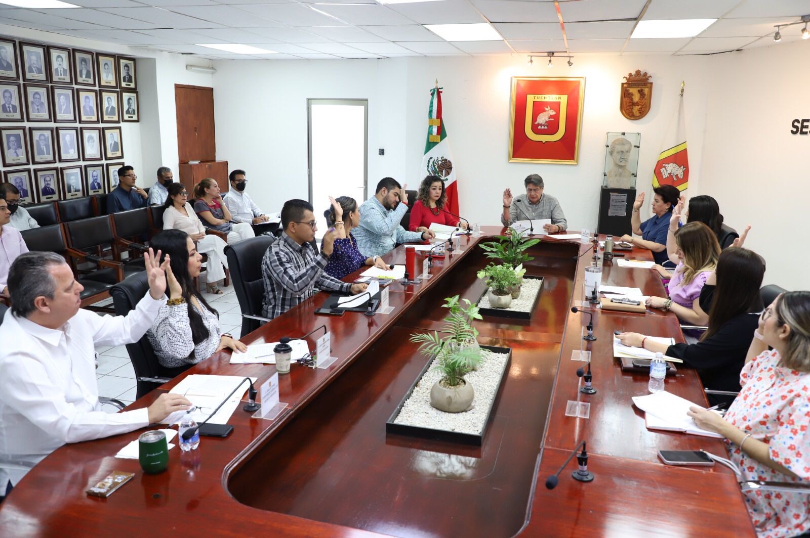 Ayuntamiento de Tuxtla, autoriza obras de  rehabilitación de vialidades y recurso para el fortalecimiento en la erradicación de la violencia contra las mujeres.