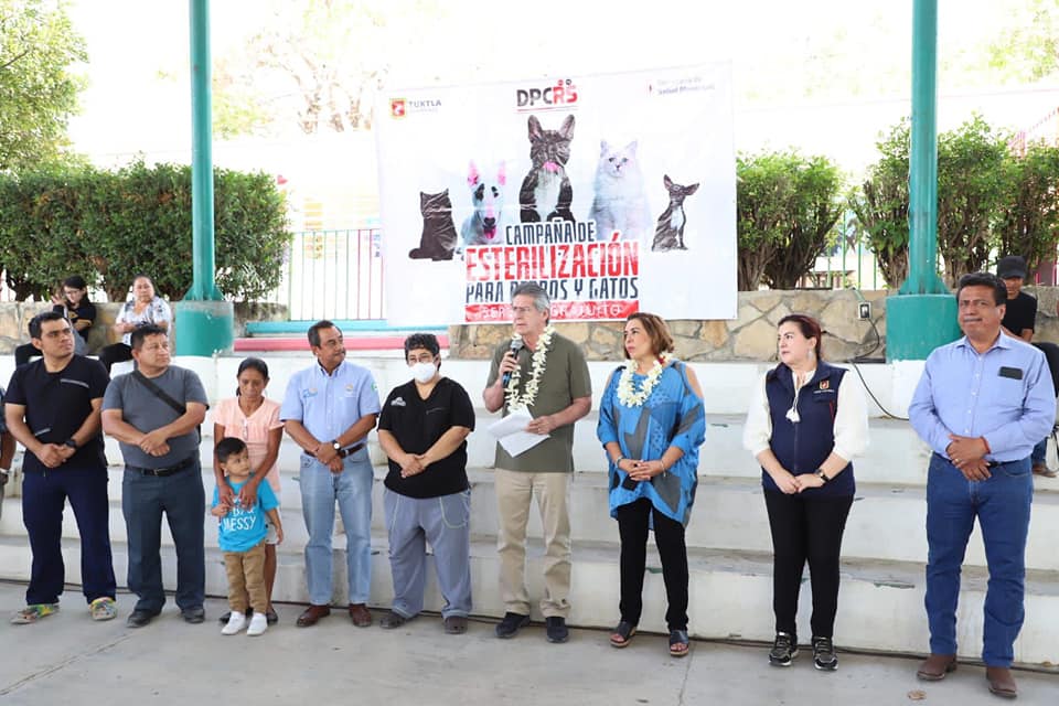 Carlos Morales entregó kits de instrumentación quirúrgica a médicos veterinarios altruistas dentro de las campañas de esterilización de perros y gatos en Tuxtla Gutiérrez.