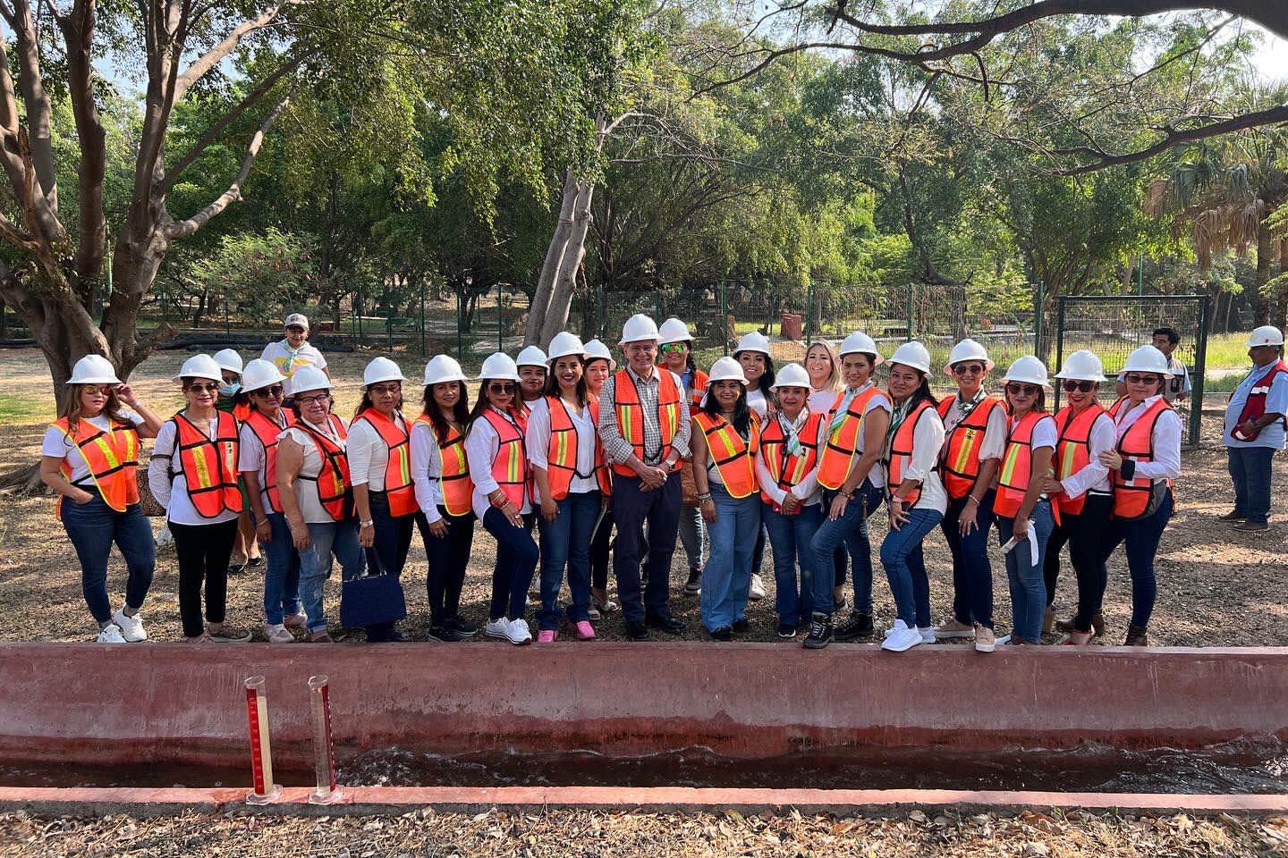 Carlos Morales recorre la PTAR «Tuchtlán» en compañía de AMMJE Tuxtla.