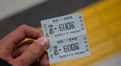Persona sosteniendo tickets