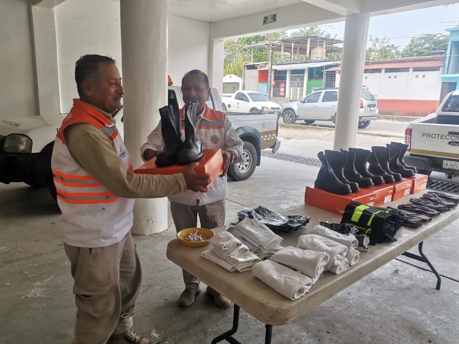 Entrega de equipo de protección contra incendios forestales a brigadistas de Palenque, Chiapas.