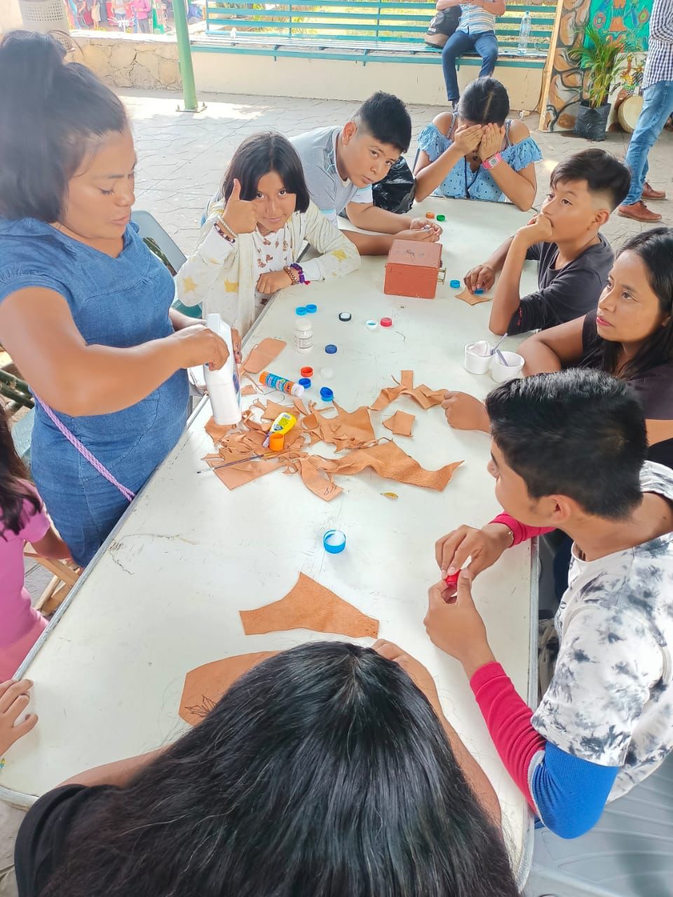 Alumnos y su maestra Erika Antonia Montejo Toledo de la Escuela Telesecundaria 382 del ejido La Cascada en la Semana Cultural de Palenque, Chiapas.