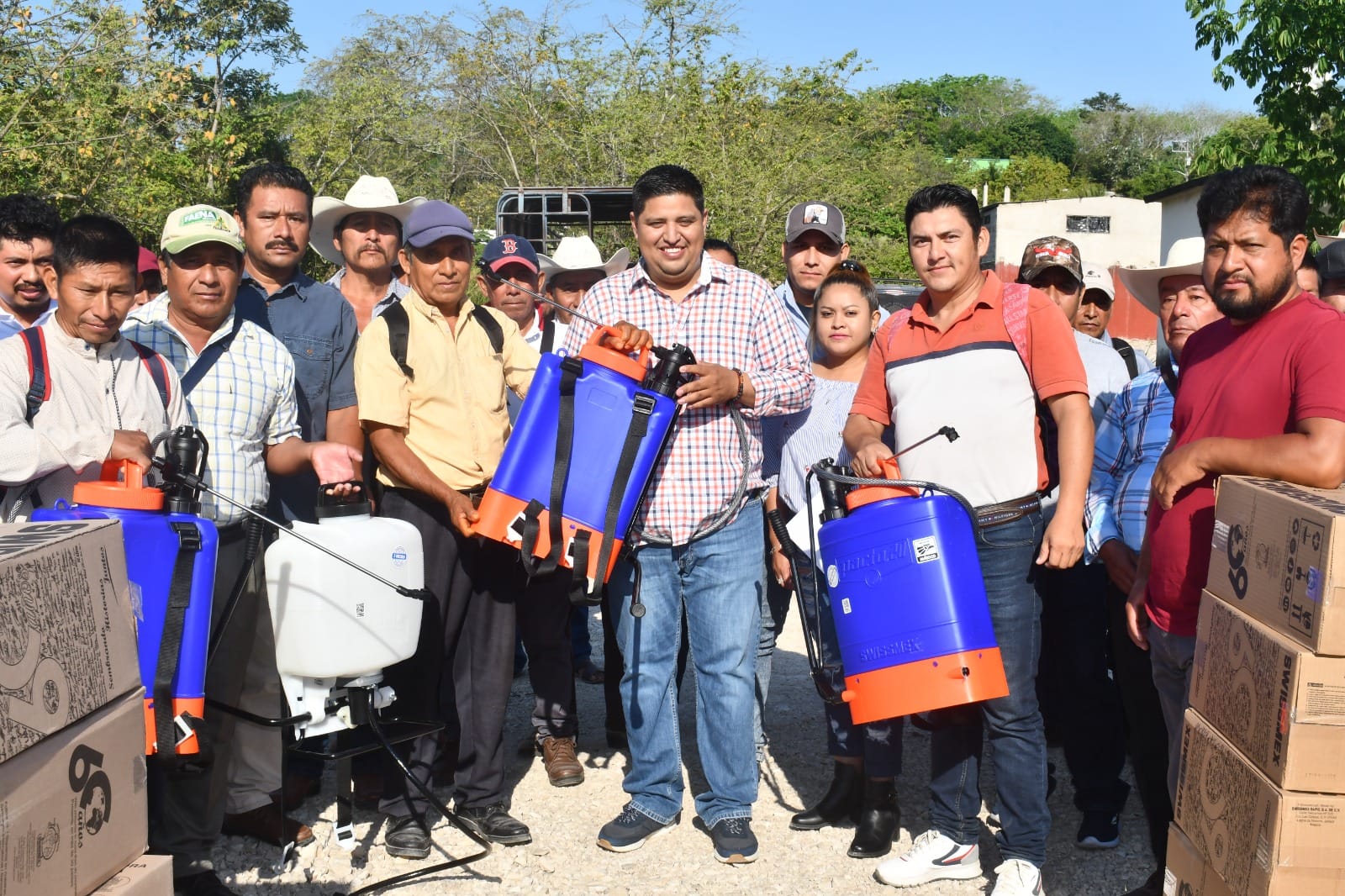 Entrega de 2 mil 239 bombas aspersoras, a 60 comunidades de Palenque Chiapas.