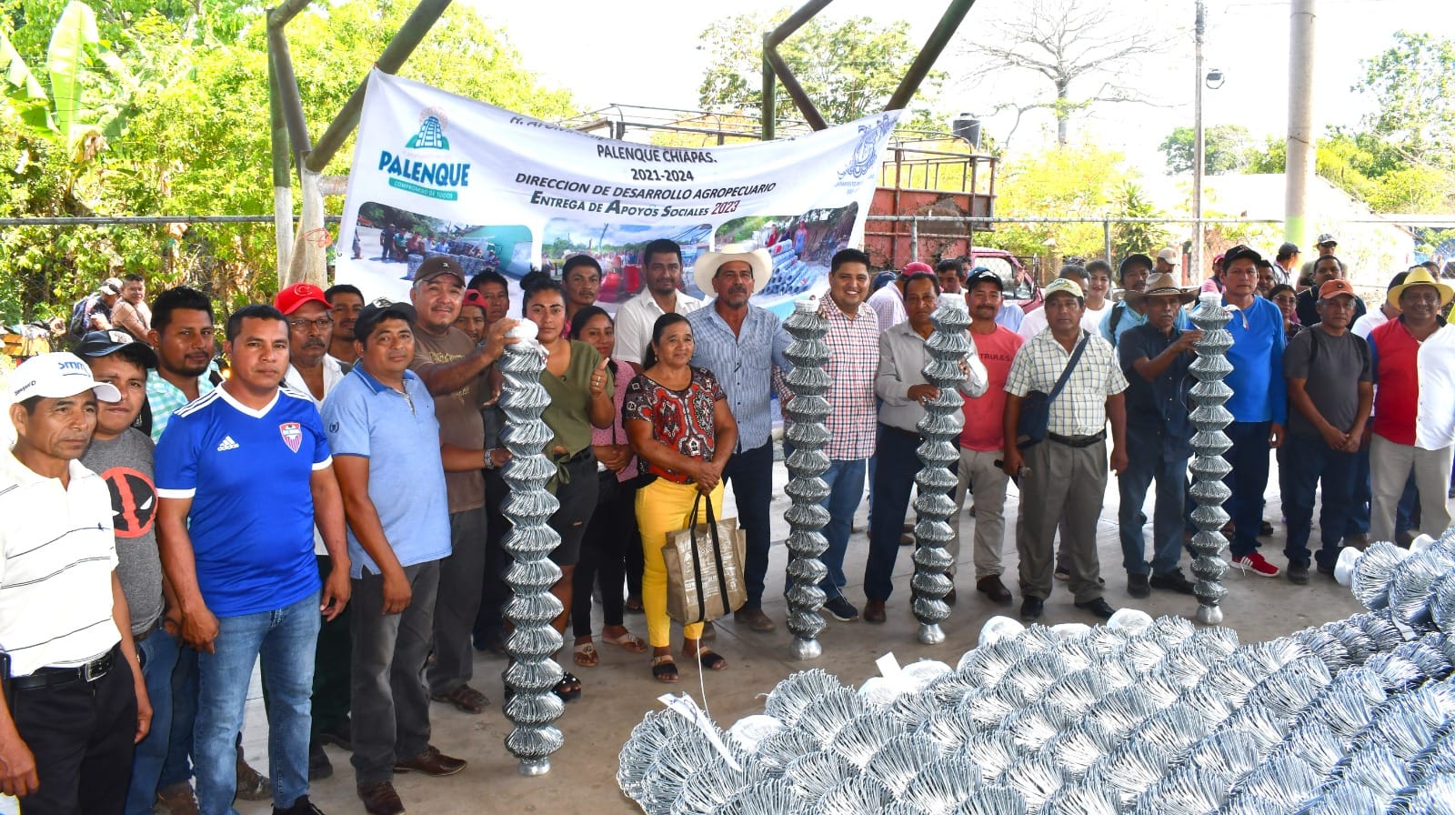 Entrega de malla ciclónica, a 80 comunidades de Palenque Chiapas.