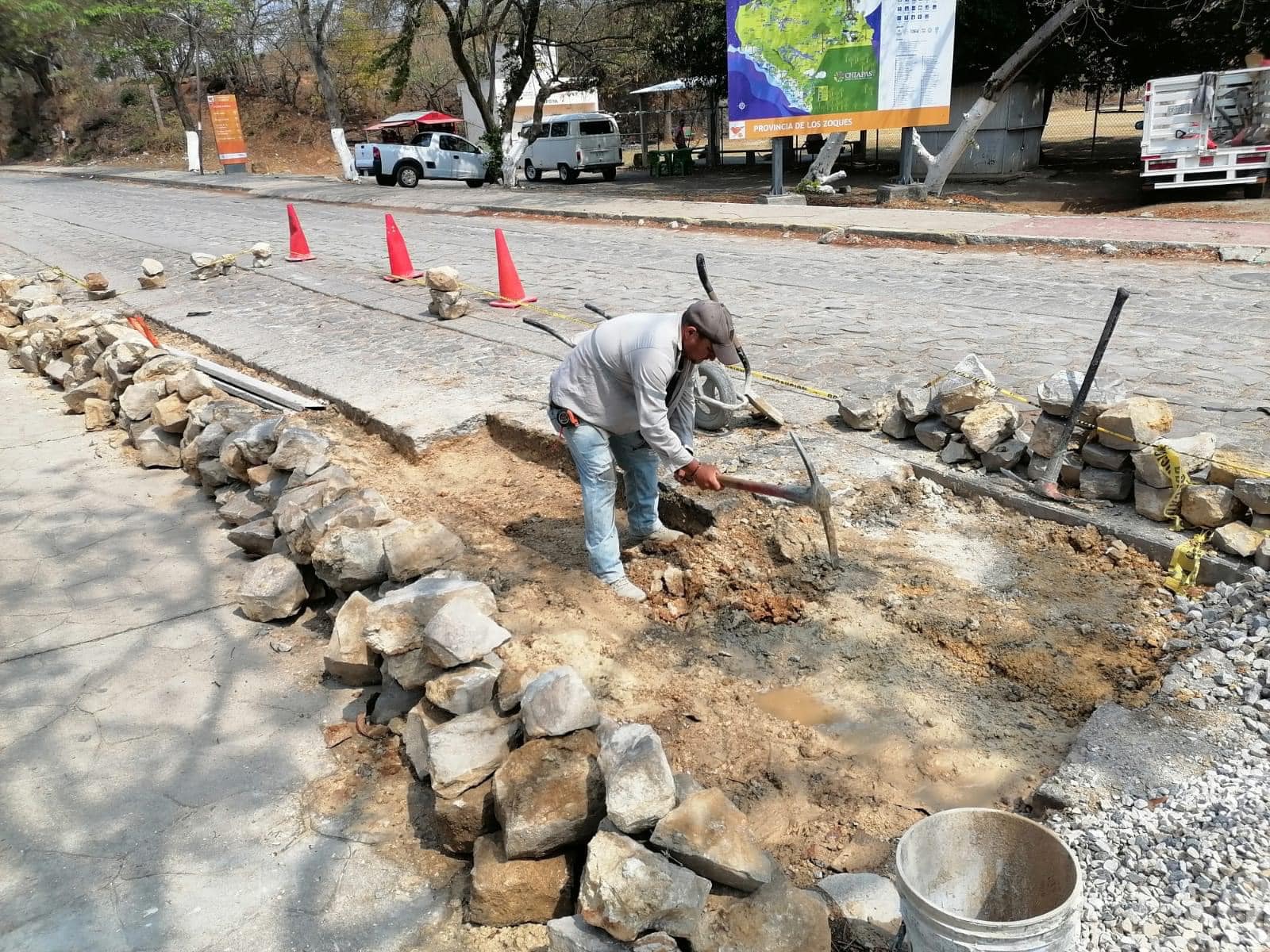 Secretaría de Obras Públicas Municipal realiza trabajos de bacheo con concreto hidráulico en Copoya, TGZ.