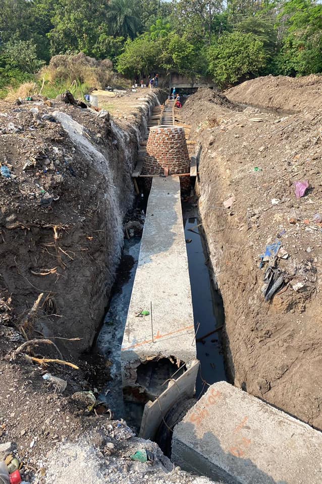 la Dirección de Construcción del SMAP avanza con  rehabilitación y reubicación del colector sanitario en arroyo Cerro Hueco.