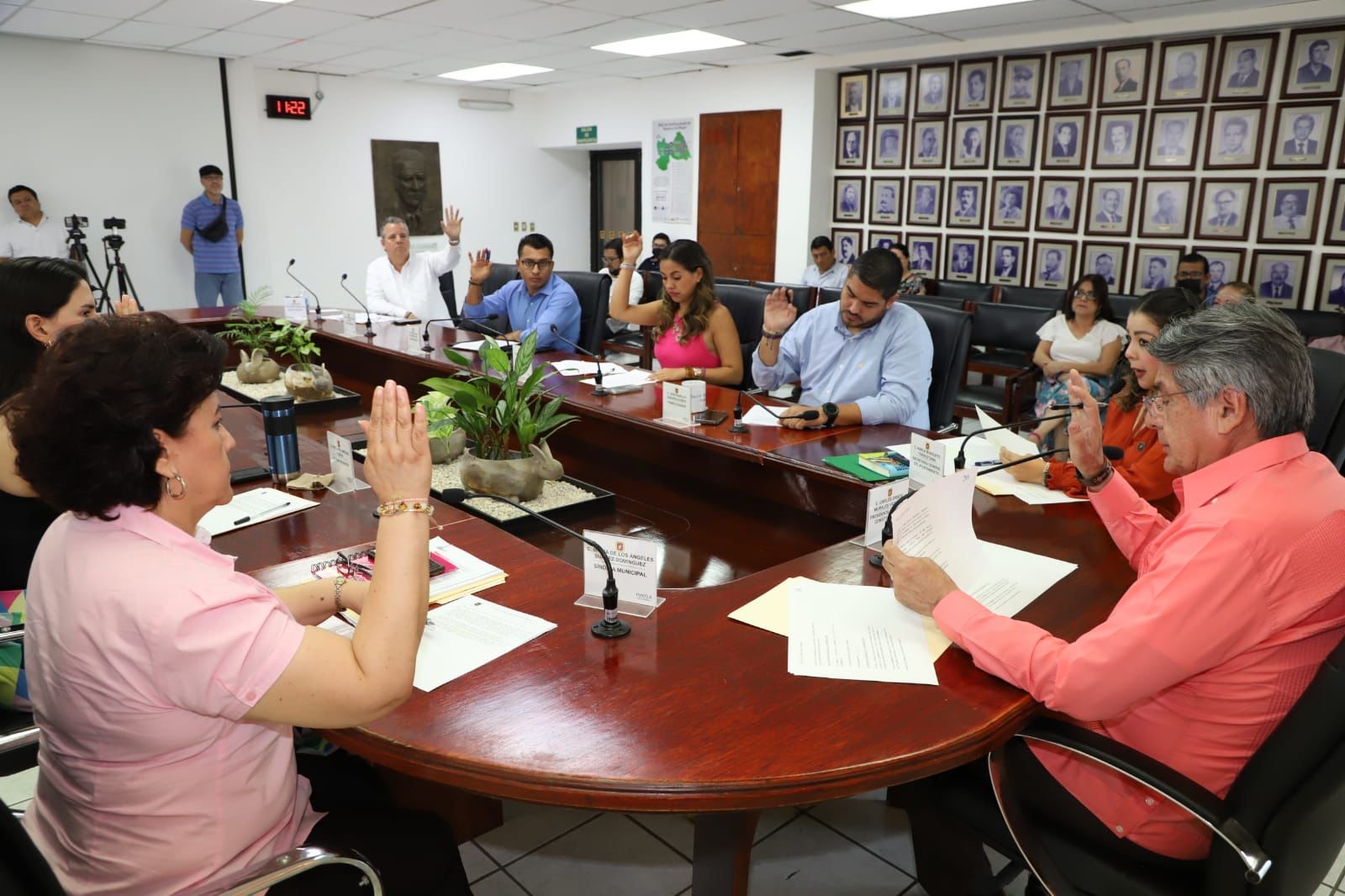 Carlos Morales Vázquez y Cabildo aprueban recursos para trabajos de electrificación.