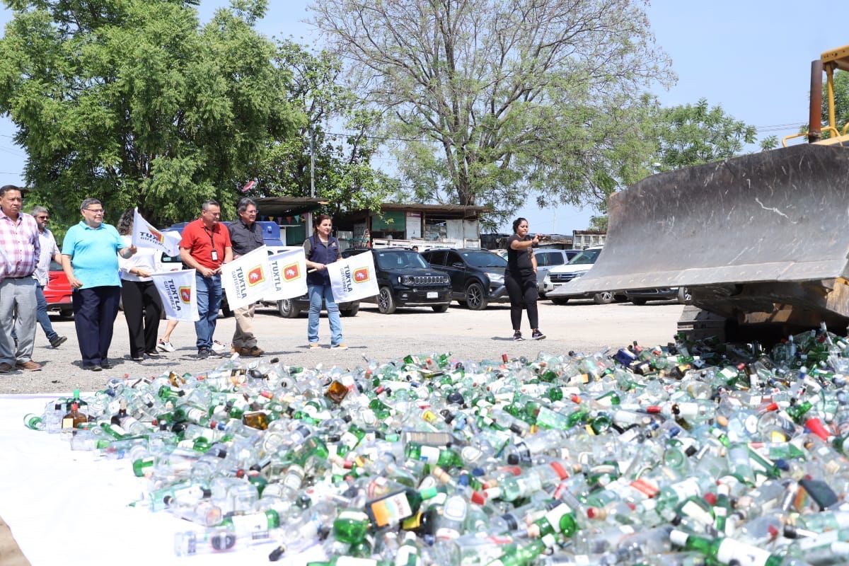 Destruye Ayuntamiento de Tuxtla Gutiérrez 25 mil botellas vacías para evitar sean usadas para envasar alcohol adulterado