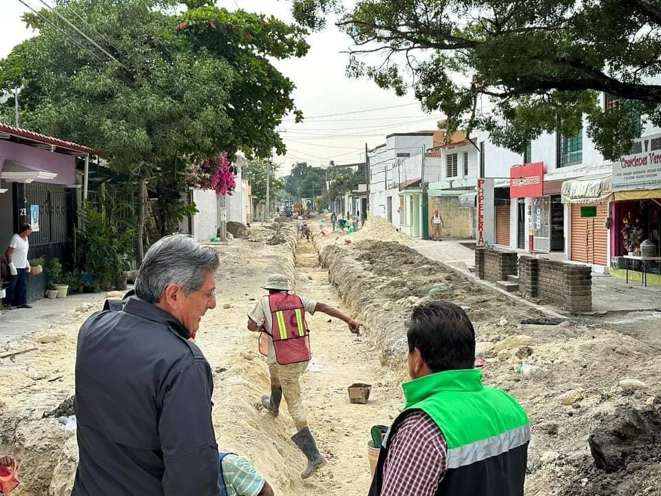 Carlos Morales Vázquez supervisó la obra de pavimentación en Plan de Ayala, TGZ.