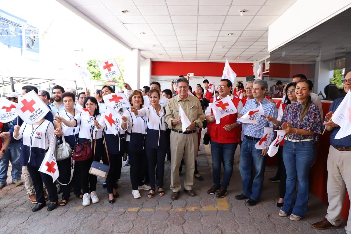 Carlos Morales Vázquez asiste al banderazo de salida de la nueva unidad de emergencia CHIS-258 de la Cruz Roja en Chiapas.