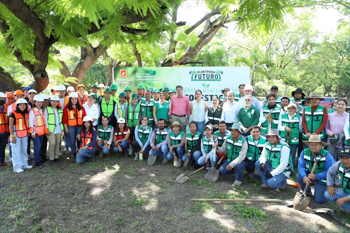 Carlos Morales Vázquez continúa con  reforestación en  PTAR “Paso Limón” acompañado de jóvenes estudiantes de Tuxtla Gutiérrez.