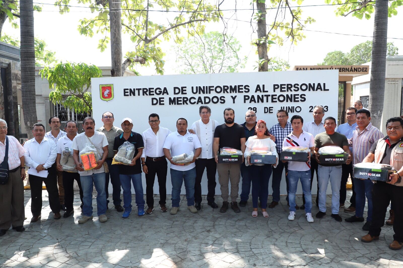 Carlos Morales realiza entrega de uniformes y equipos al personal operativo del Ayuntamiento de Tuxtla Gutiérrez.