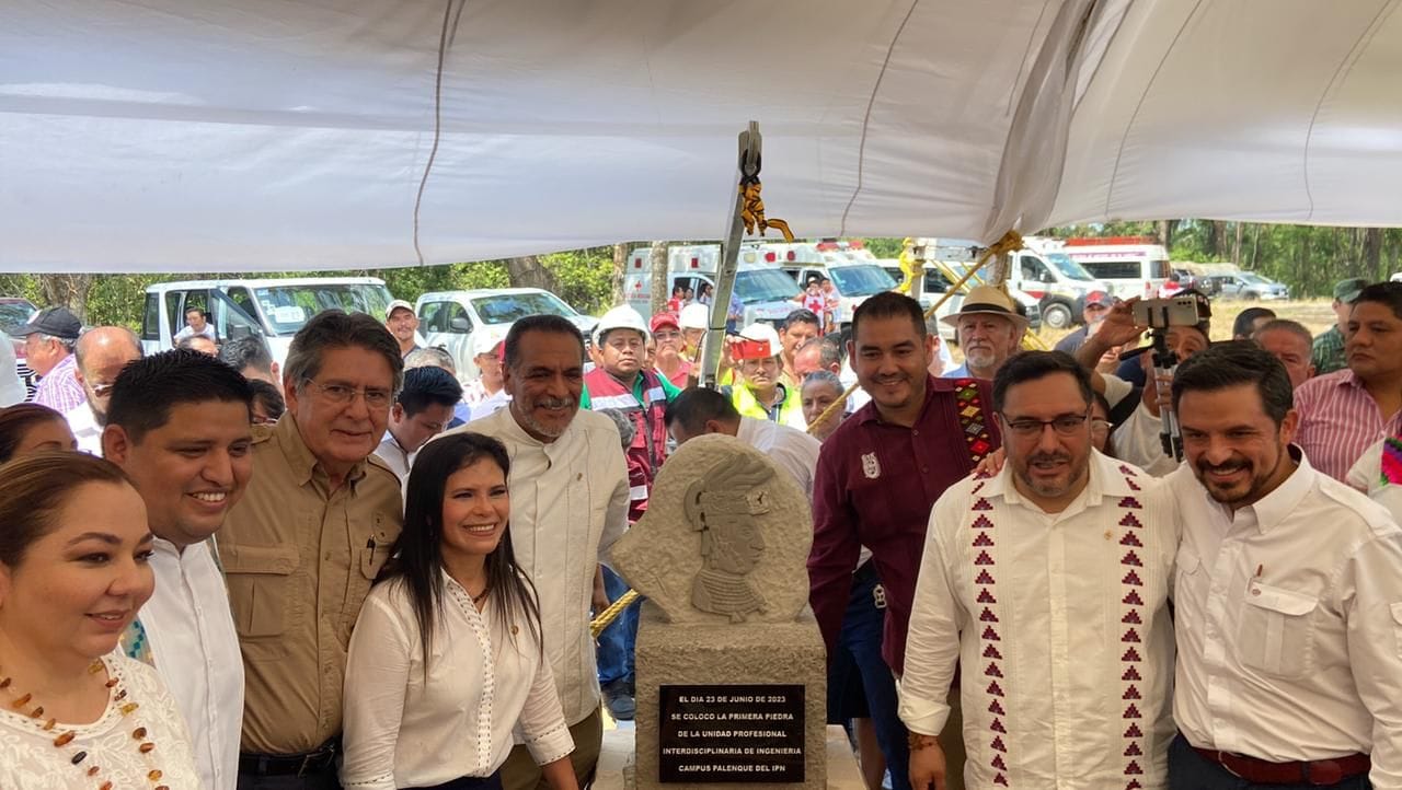 Carlos Morales Vázquez acompaña a Manuela Obrador, a la colocación de la primera piedra del IPN  en Palenque