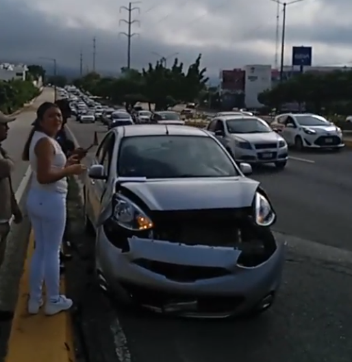 Accidente de tránsito en el Libramiento Norte a la altura de Plaza Mirador en TGZ.