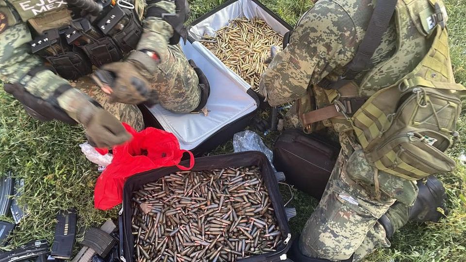 Guardia Nacional, Ejército Mexicano y Policía Estatal aseguran de 10 armas largas y más de 13 mil 500 cartuchos en Chiapas.