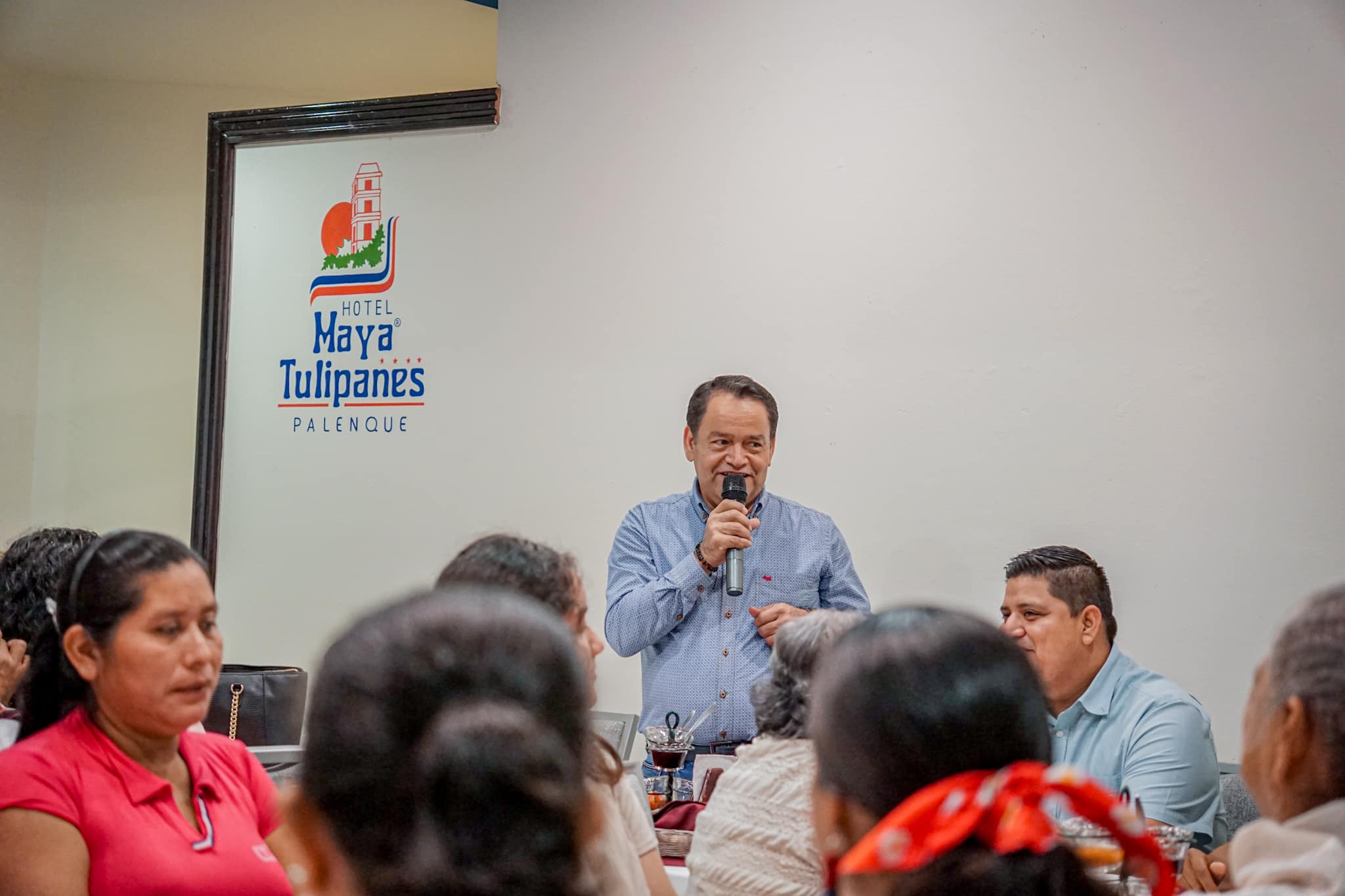 Reunión del Dip Carlos Morelos Rodríguez y el alcalde de Palenque con mujeres líderes y trabajadoras.
