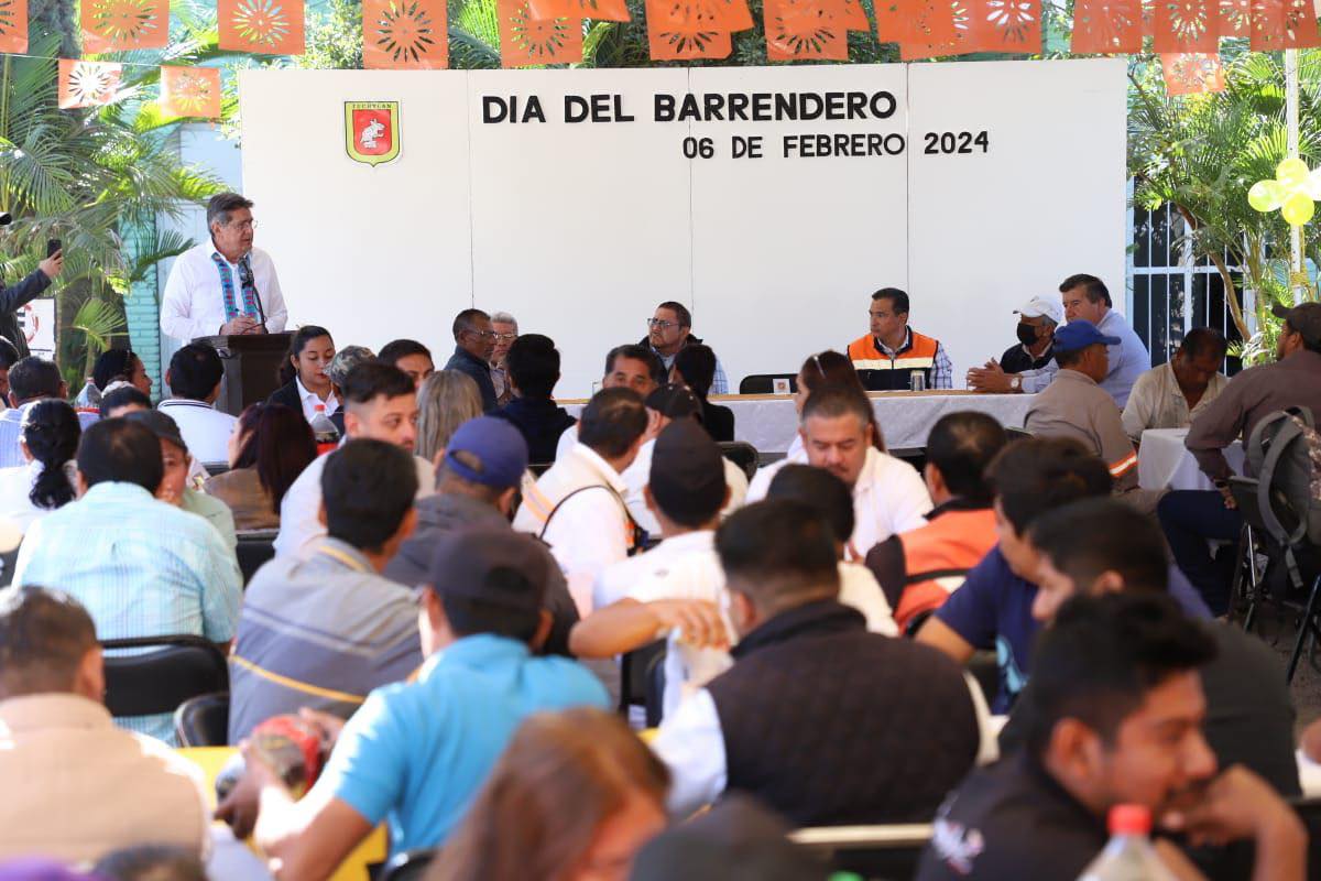 El presidente municipal de TGZ, Carlos Morales festejó el Día del Barrendero
