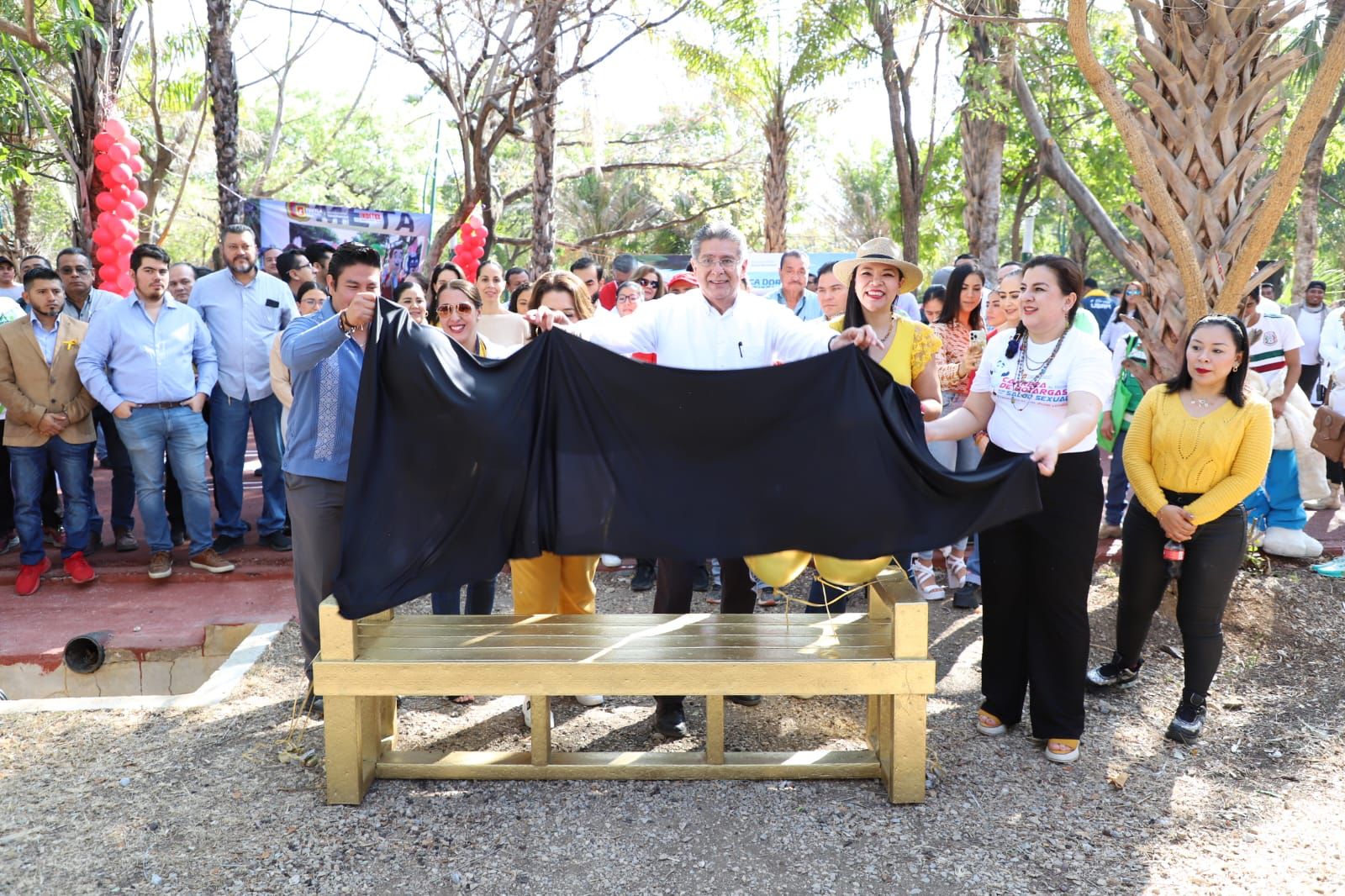 Develan Banca Dorada en 20 parques de Tuxtla Gutiérrez para generar conciencia sobre el cáncer infantil.
