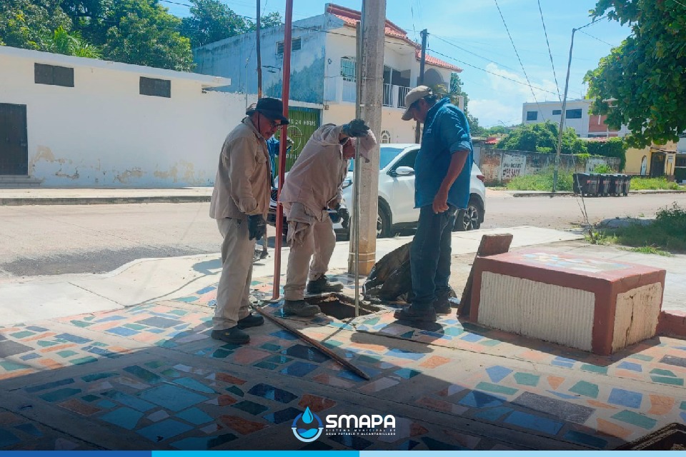 Cuadrillas de la Dirección de Saneamiento ejecutaron trabajos de sondeo en las líneas principales del drenaje sanitario, así como la revisión y desazolve de pozos de visita y descargas domiciliarias en: