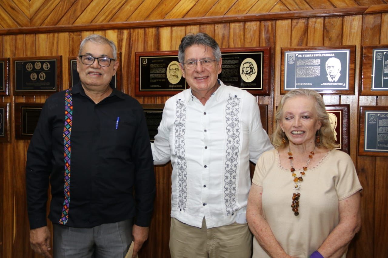 Entrega de la Medalla «Joaquín Miguel Gutiérrez» a Enriqueta Burelo Melgar y Roberto Ramos Maza