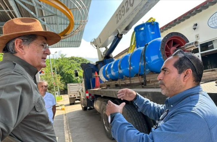 Alcalde Carlos Morales Vázquez supervisa la instalación de una nueva bomba en la Planta Ciudad del Agua